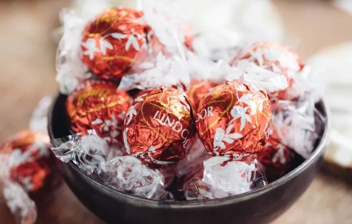 Zwitserse rechter verbiedt Aldi rode chocoladekogels na klacht Lindt